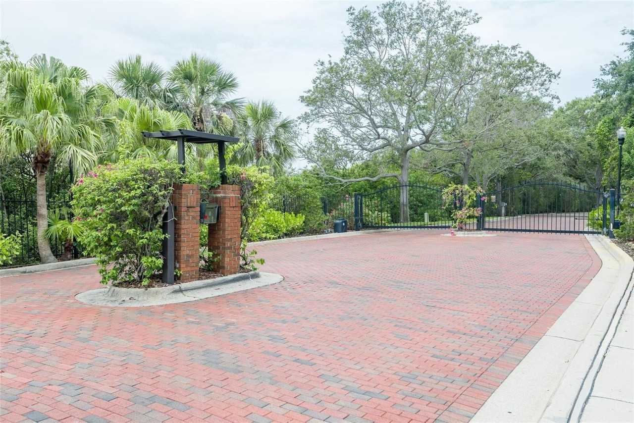 2876 Bayshore Trails Dr - Photo 2 of 36