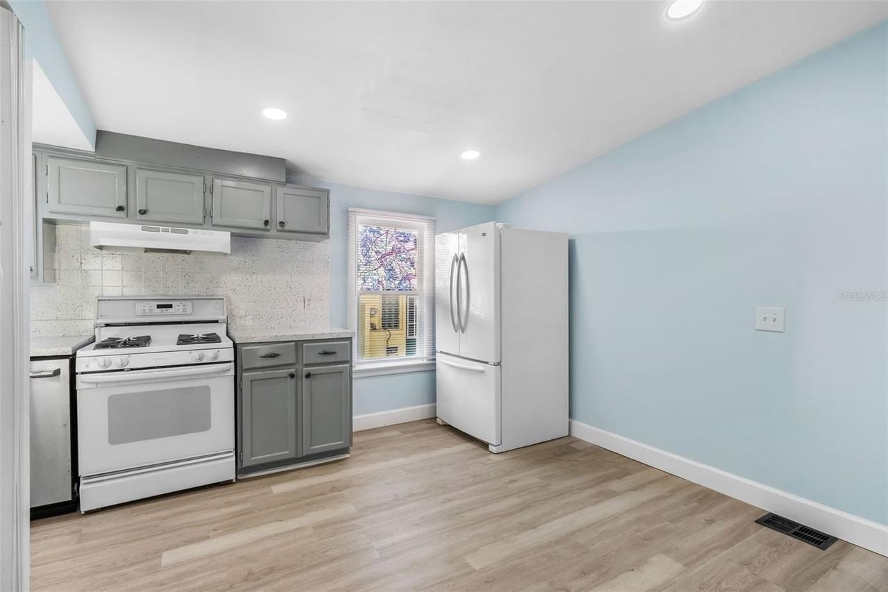 412 Pleasant St - Photo 3 of 18