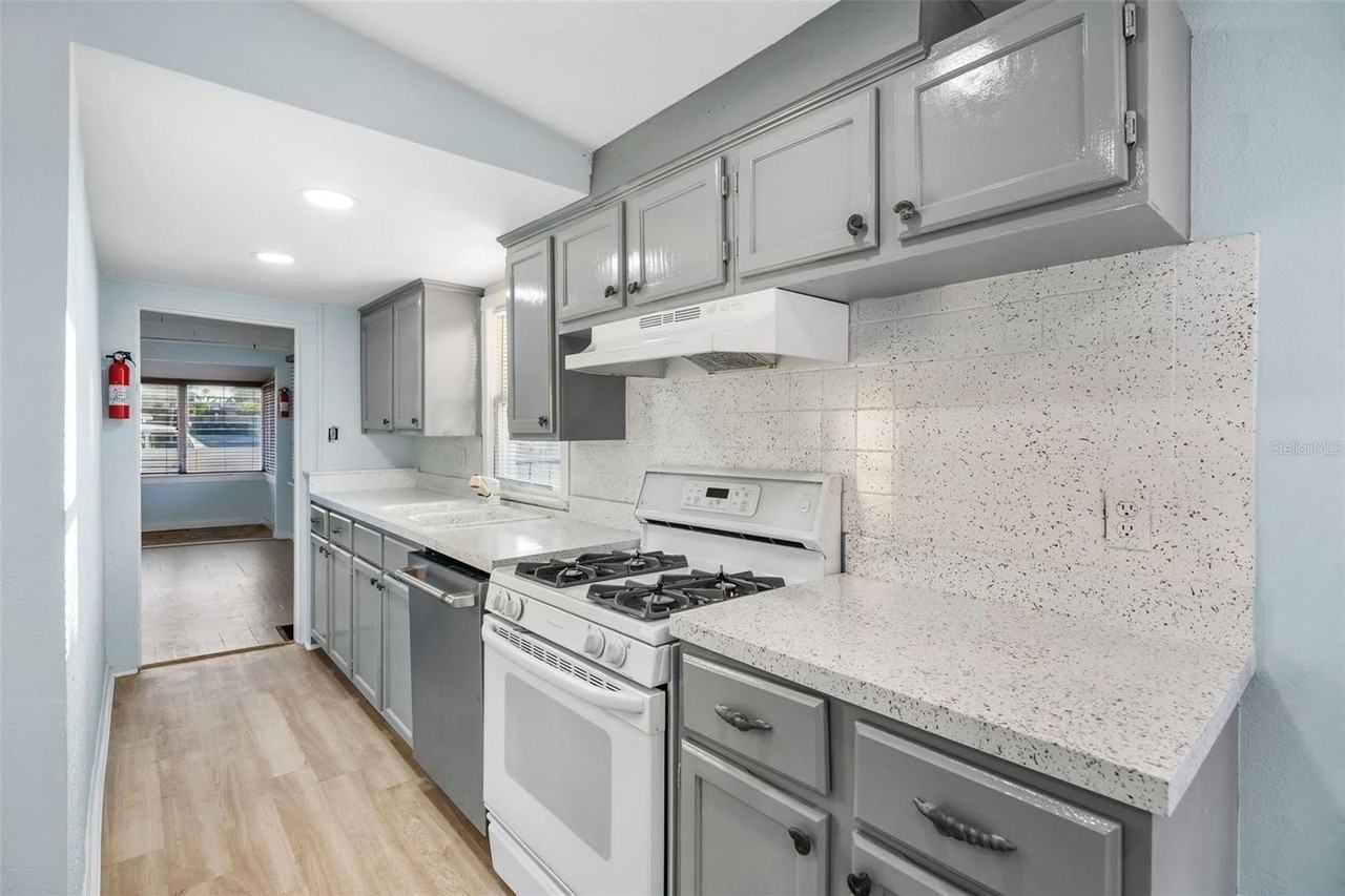 412 Pleasant St - Photo 5 of 18