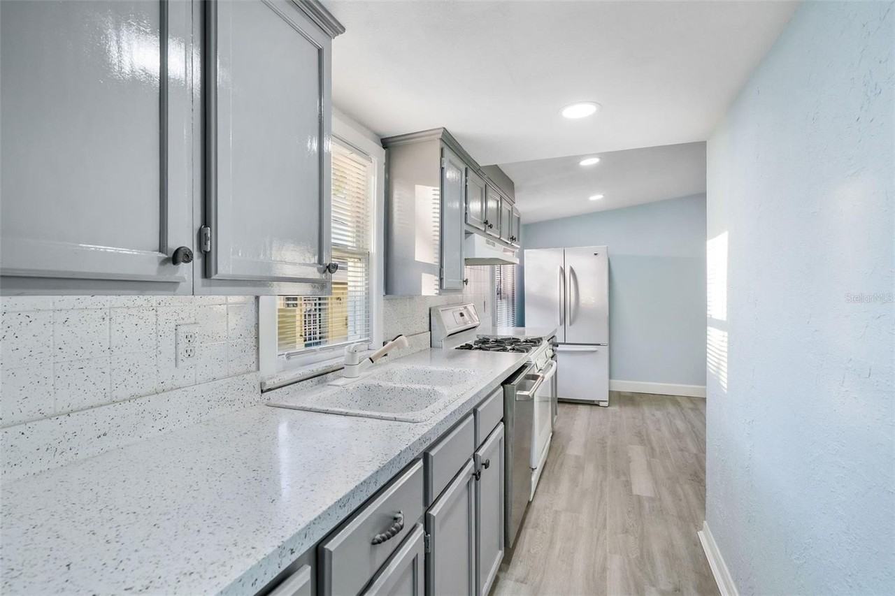 412 Pleasant St - Photo 6 of 18