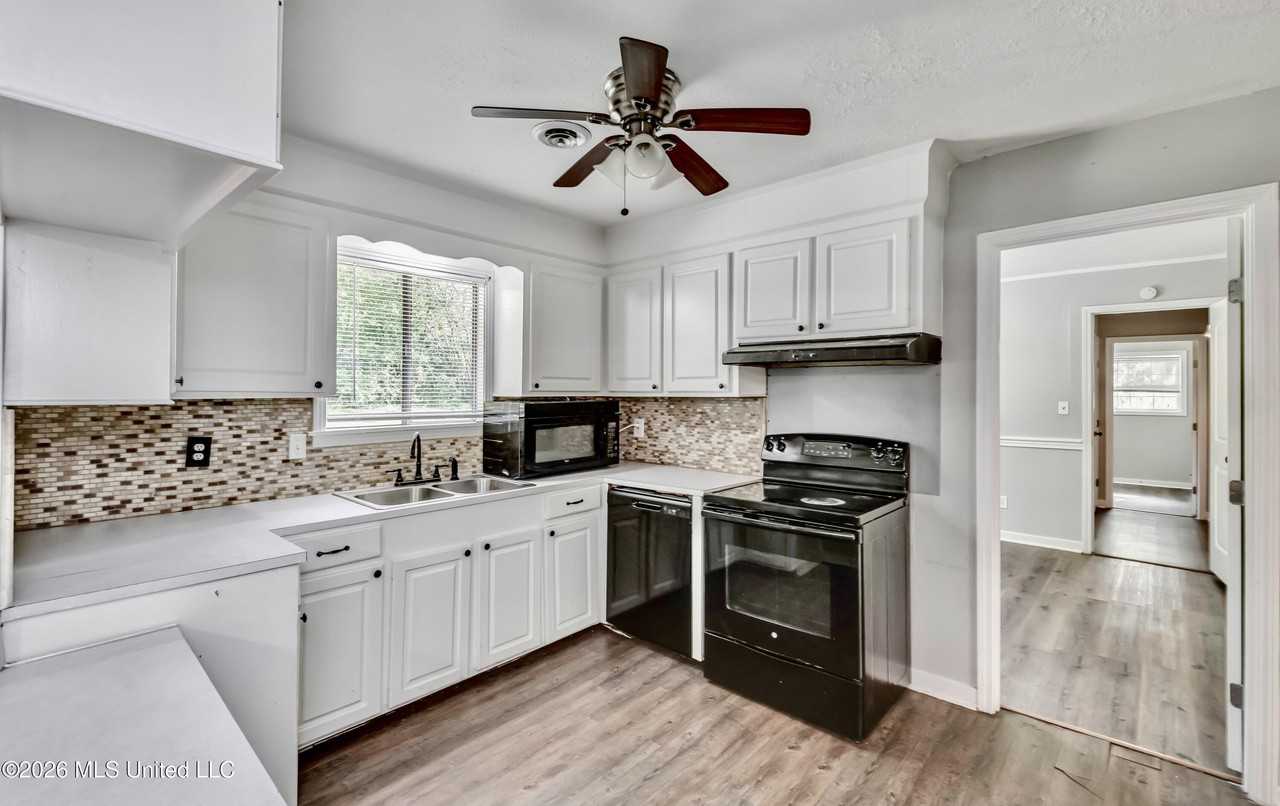 823 Dunton Rd - Photo 2 of 27