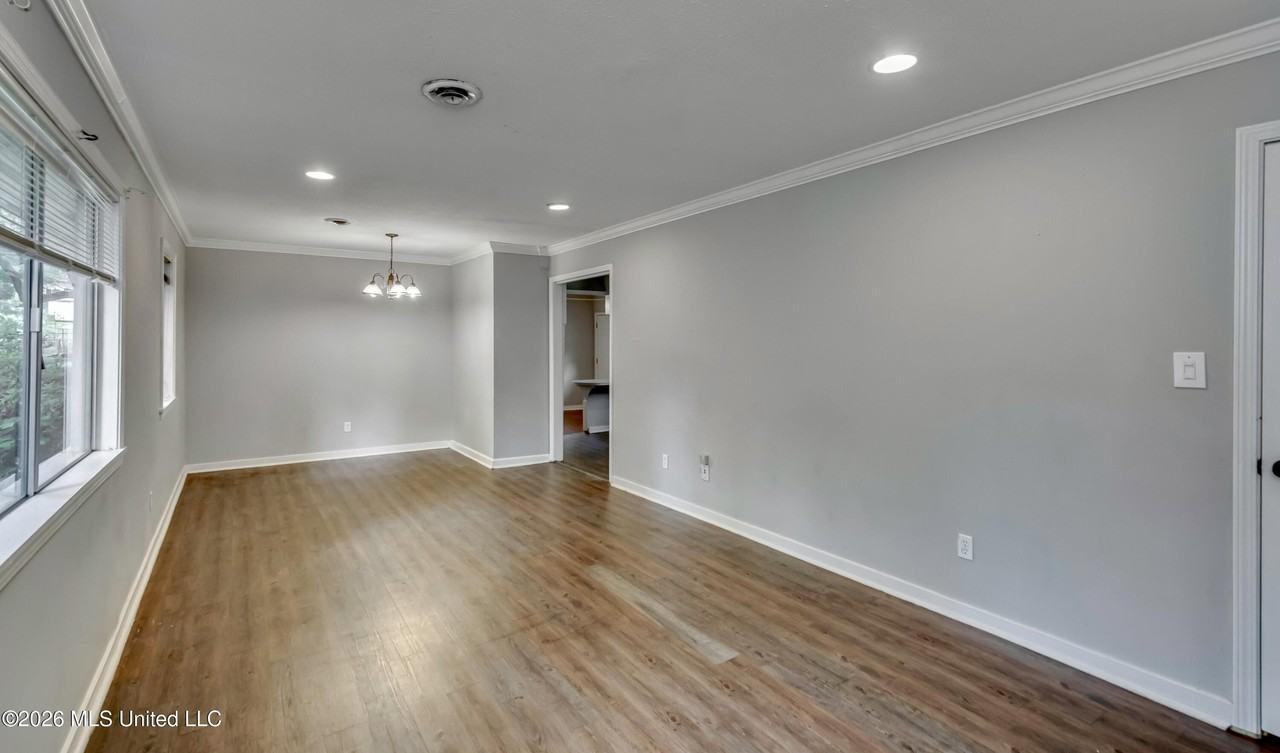 823 Dunton Rd - Photo 6 of 27