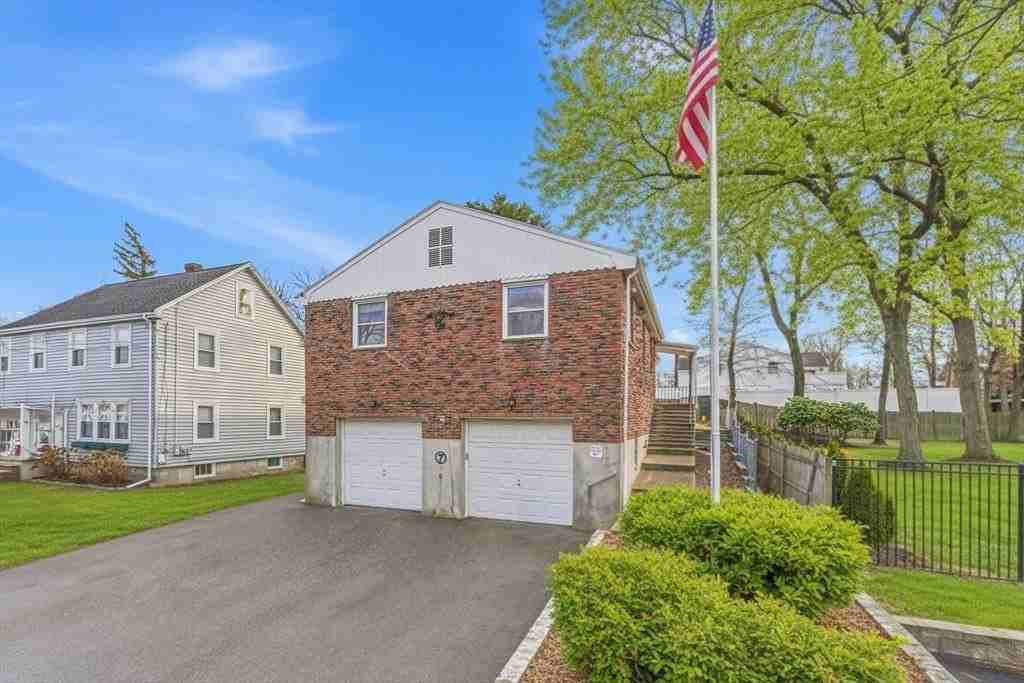 7 Carol St - Photo 2 of 17