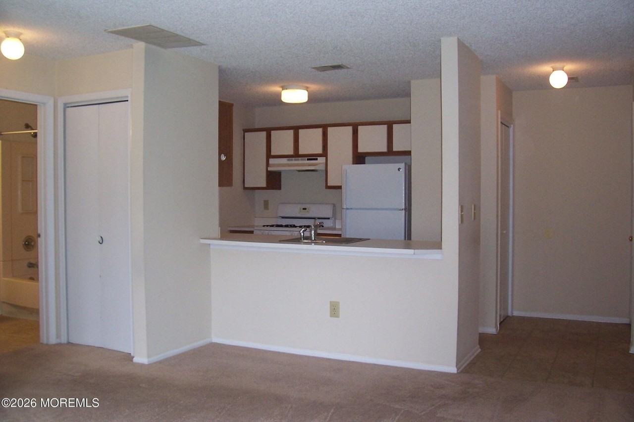 107 Des Moines Ct - Photo 3 of 10