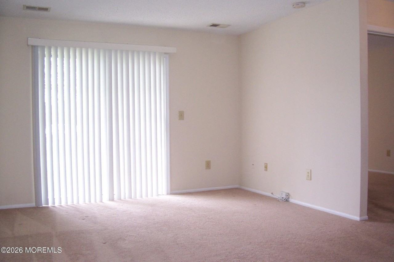 107 Des Moines Ct - Photo 4 of 10