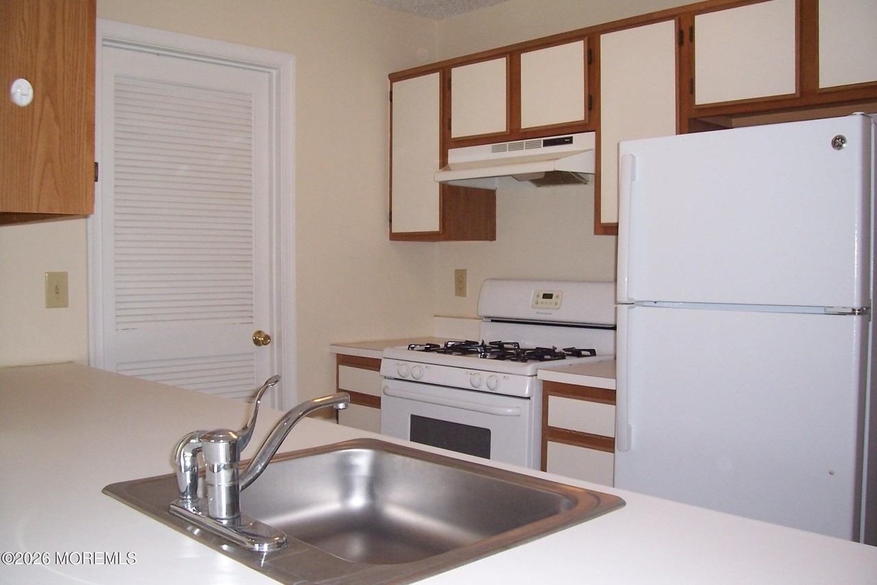 107 Des Moines Ct - Photo 5 of 10