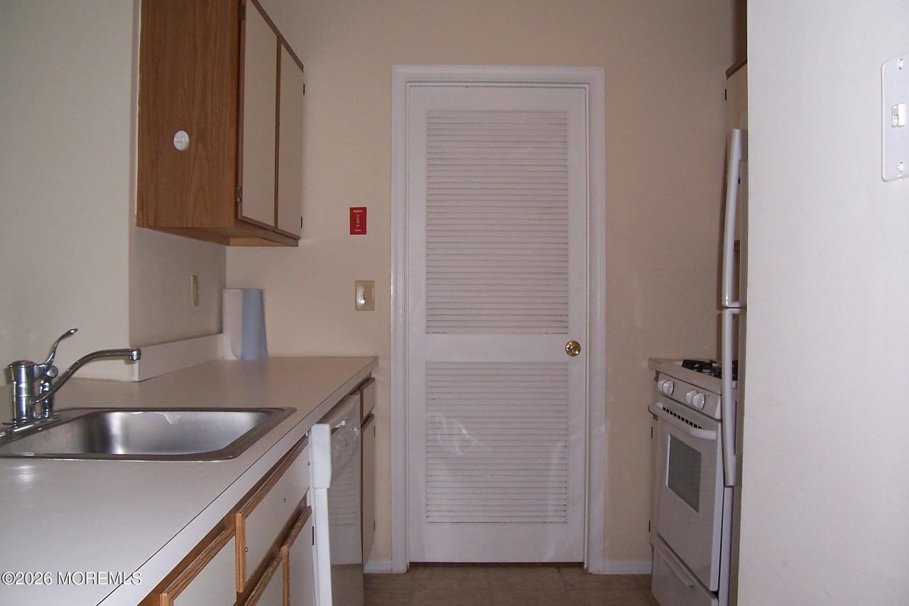 107 Des Moines Ct - Photo 6 of 10