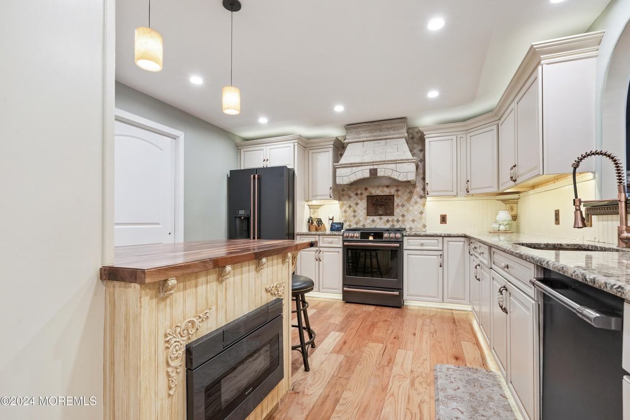 300 Ocean Ave N #1A - Photo 4 of 28