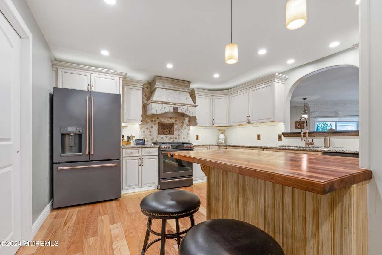 300 Ocean Ave N #1A - Photo 6 of 28