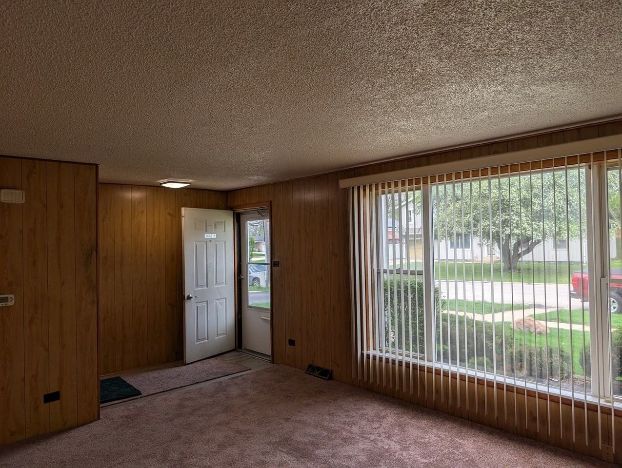 208 Dee Rd - Photo 4 of 36