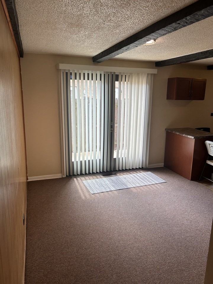 208 Dee Rd - Photo 5 of 36