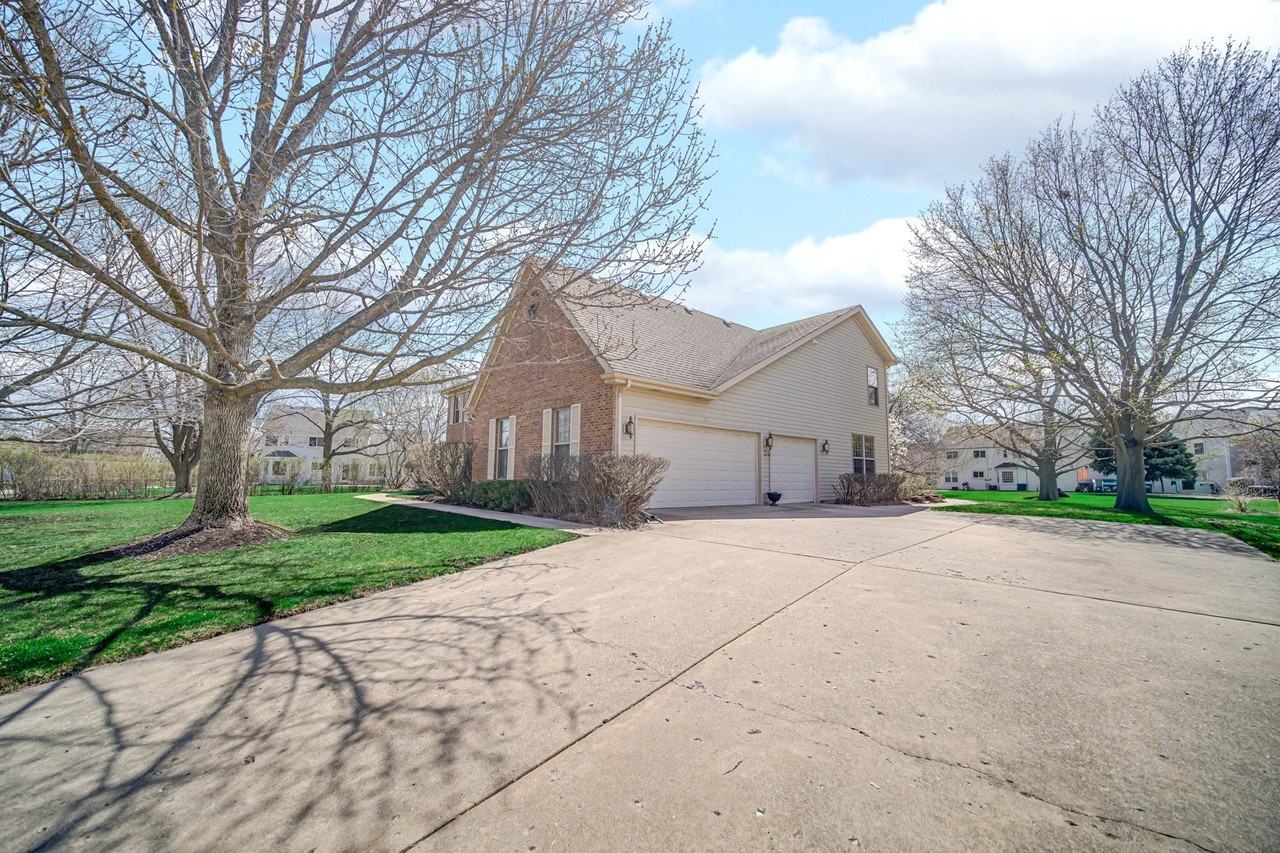 2872 Whispering Oaks Ct - Photo 3 of 35