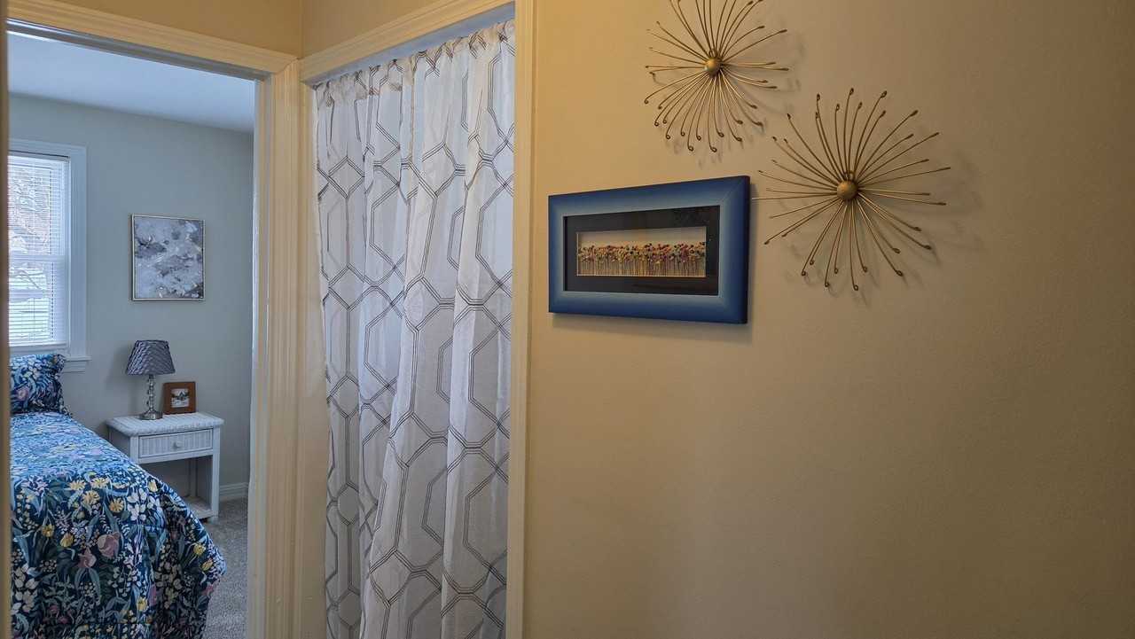 542 Whitney Ave - Photo 3 of 16