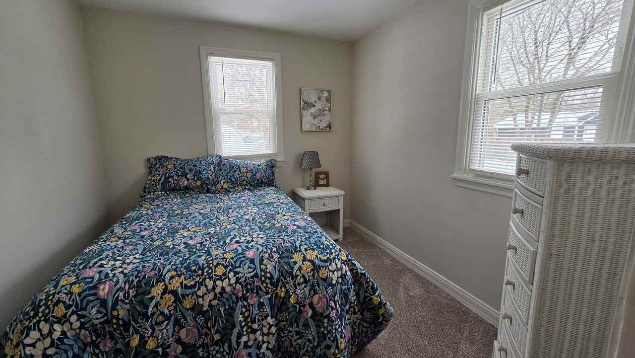 542 Whitney Ave - Photo 4 of 16