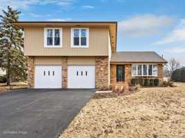featured image of 887 Braintree Ln