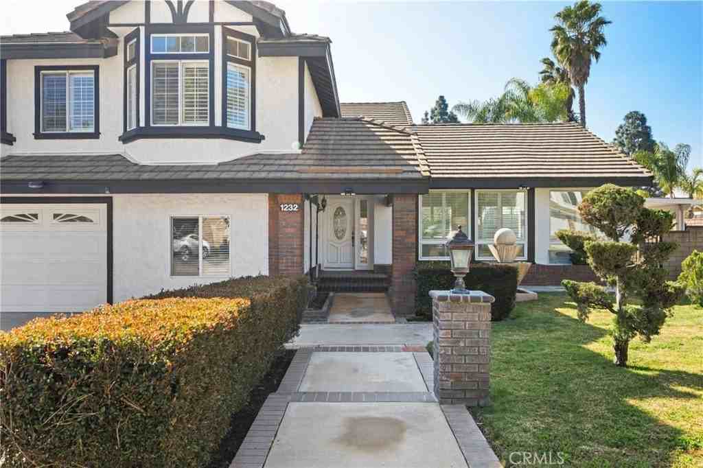 1232 Meadow Ct - Photo 5 of 42