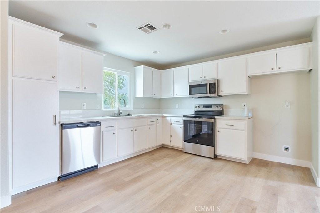 1286 Arctic Ave - Photo 5 of 32