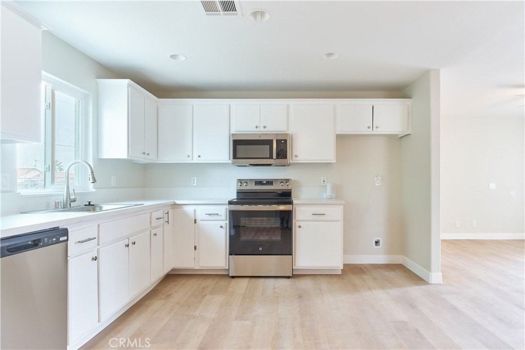 1286 Arctic Ave - Photo 6 of 32