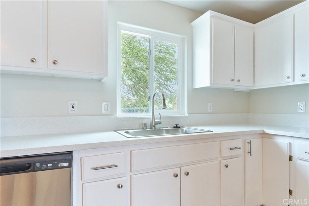 1286 Arctic Ave - Photo 7 of 32