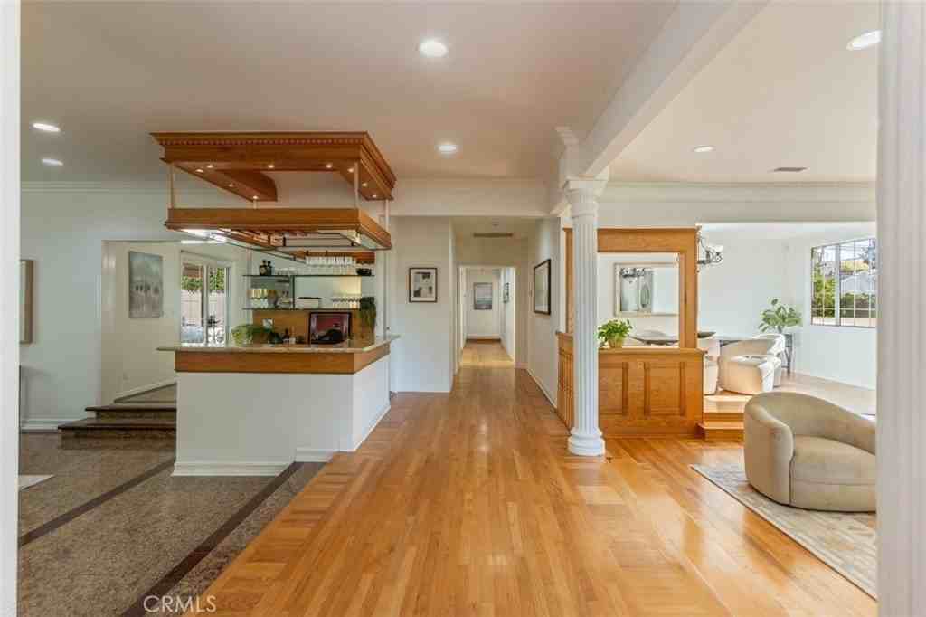 4926 Crown Ave - Photo 3 of 28