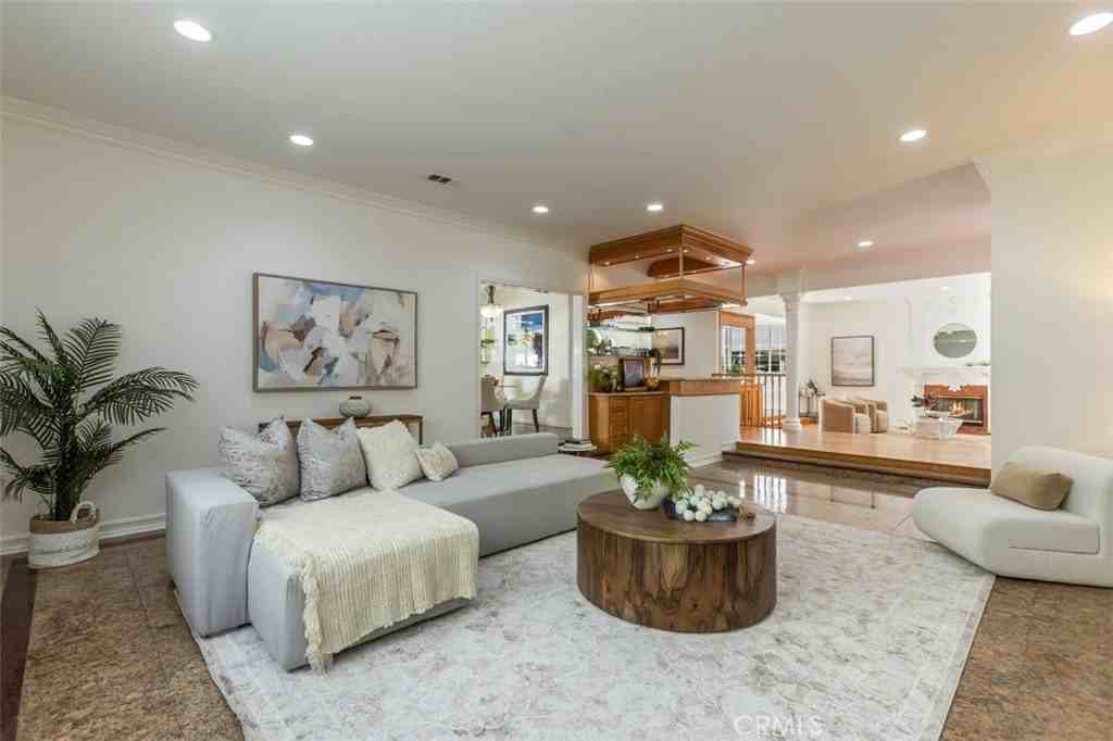 4926 Crown Ave - Photo 5 of 28