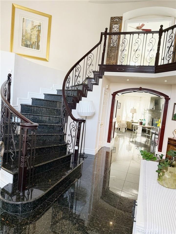 21006 Cantebury Ln - Photo 3 of 18