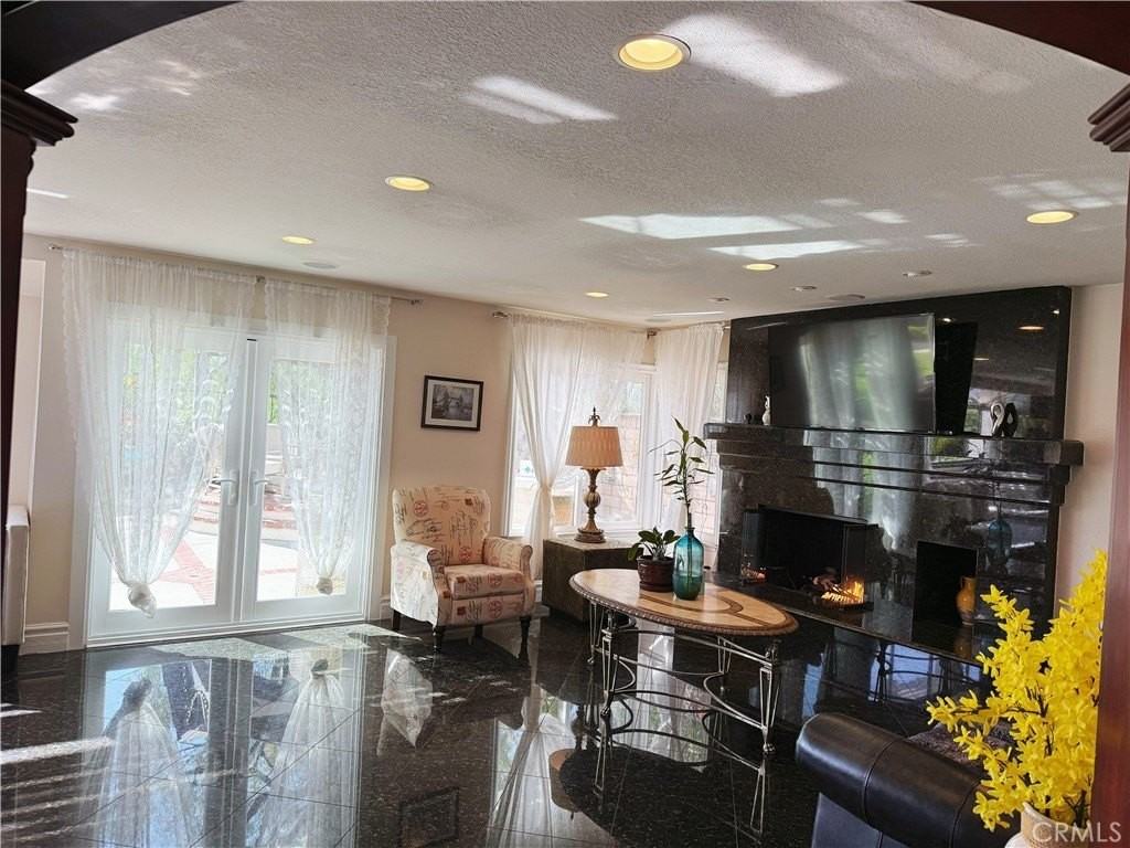 21006 Cantebury Ln - Photo 4 of 18