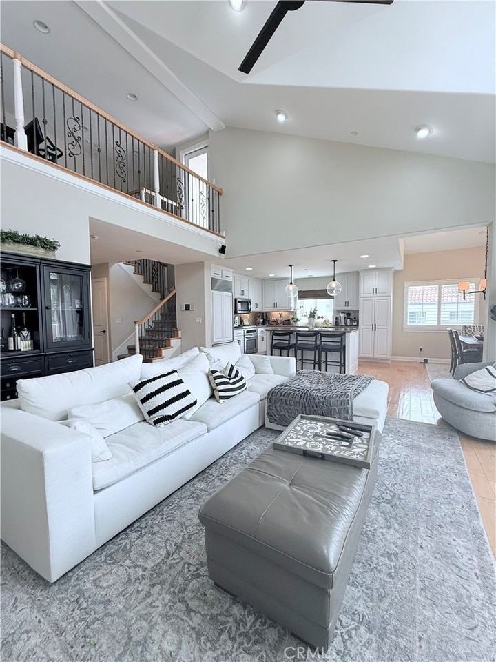 307 N Broadway #B - Photo 3 of 28