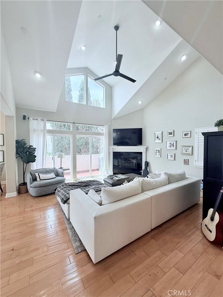 307 N Broadway #B - Photo 6 of 28