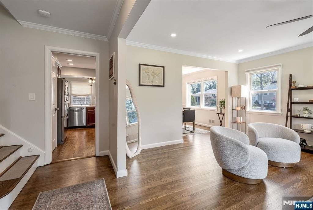 542 Nagle St - Photo 3 of 29