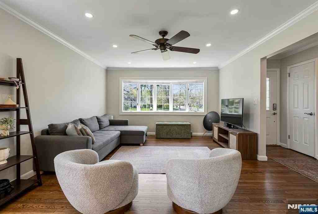 542 Nagle St - Photo 4 of 29