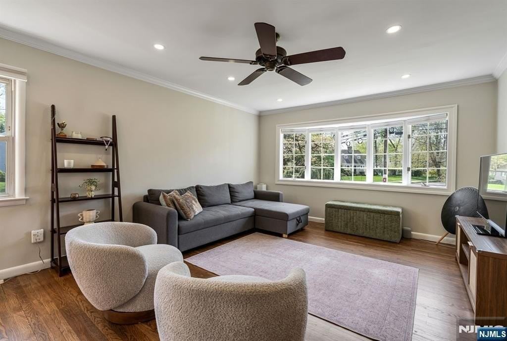 542 Nagle St - Photo 5 of 29