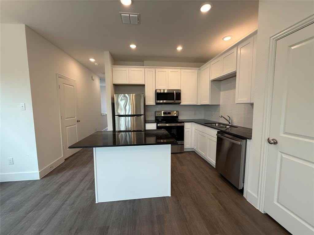 412 E 7th St #2 - Photo 6 of 18