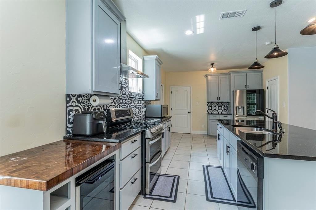 1115 Douglas Dr - Photo 6 of 40