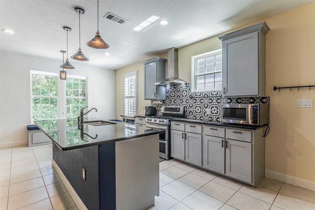 1115 Douglas Dr - Photo 7 of 40