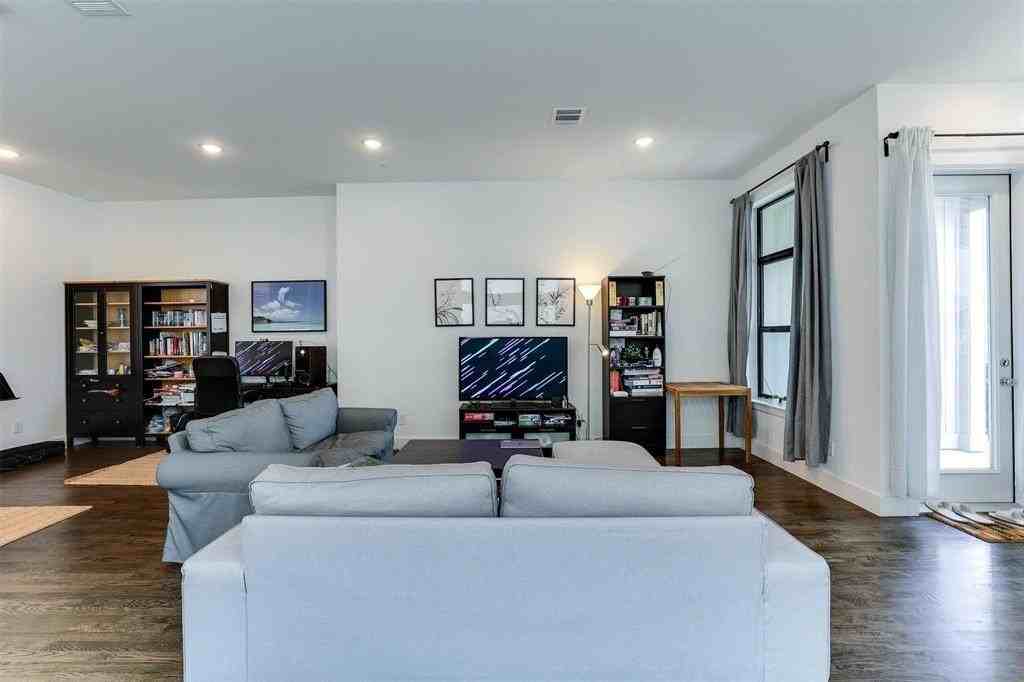 8044 Zeppos Dr - Photo 4 of 28