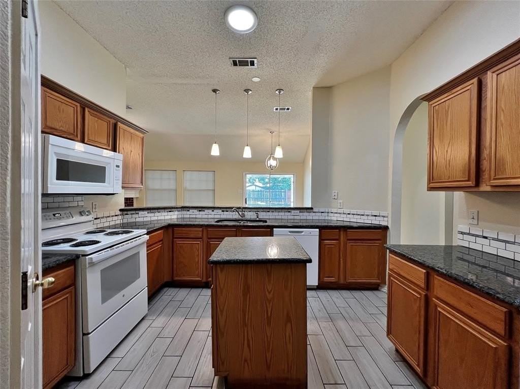 609 Blueberry Hill Ln - Photo 7 of 19