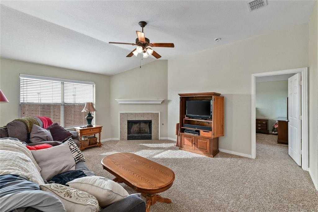 2825 Dawn Spring Dr - Photo 4 of 25