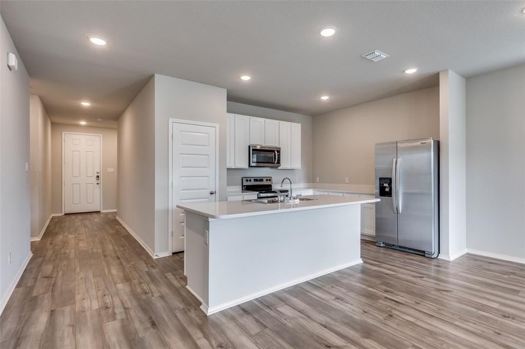 7916 Gangway Dr - Photo 4 of 25