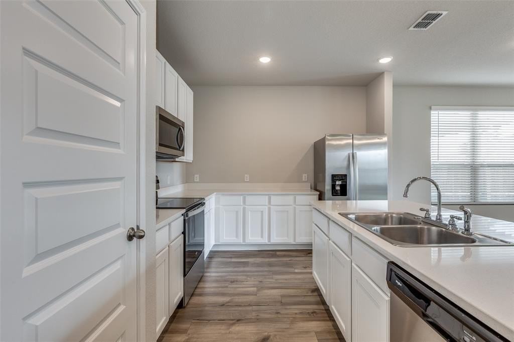 7916 Gangway Dr - Photo 6 of 25