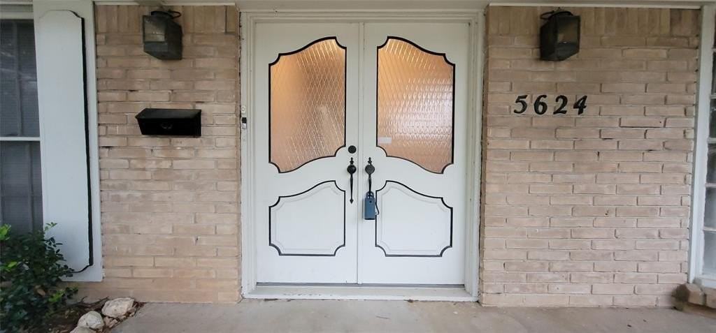 5624 Woodway Dr - Photo 2 of 40