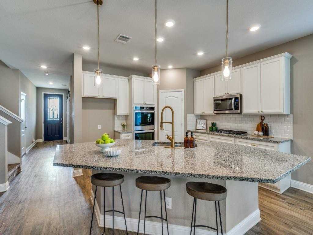 2612 Wayne Ave - Photo 2 of 17