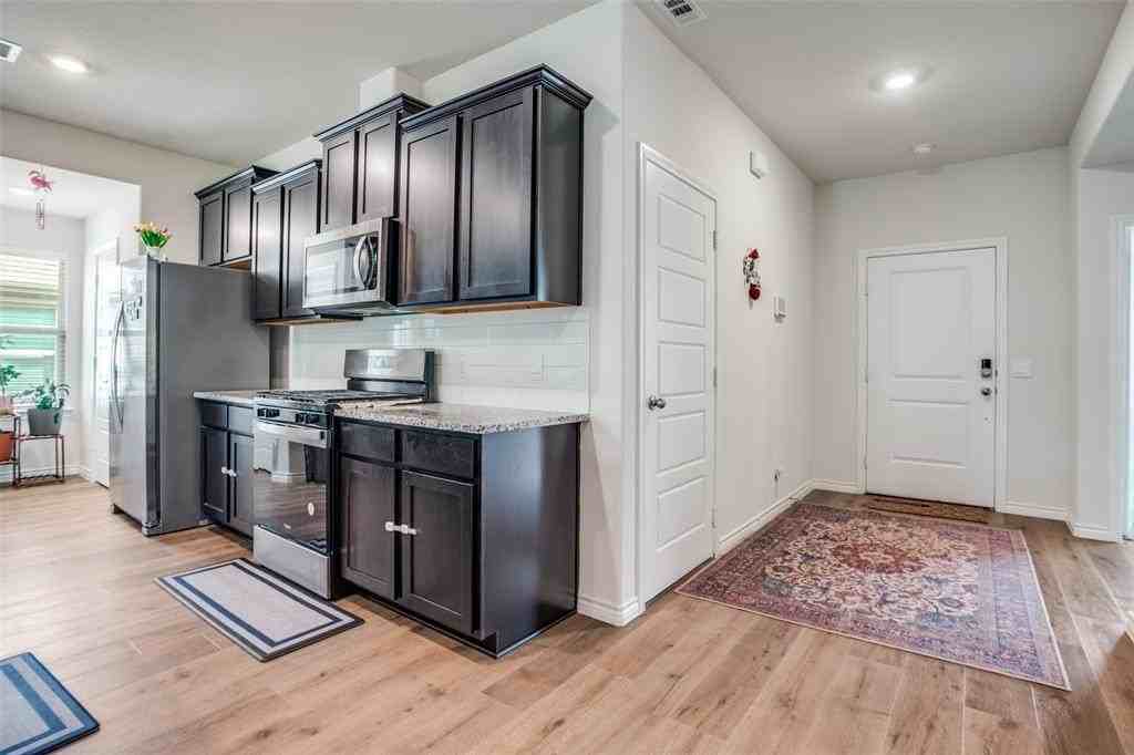 3901 Kenworth Ln - Photo 4 of 21