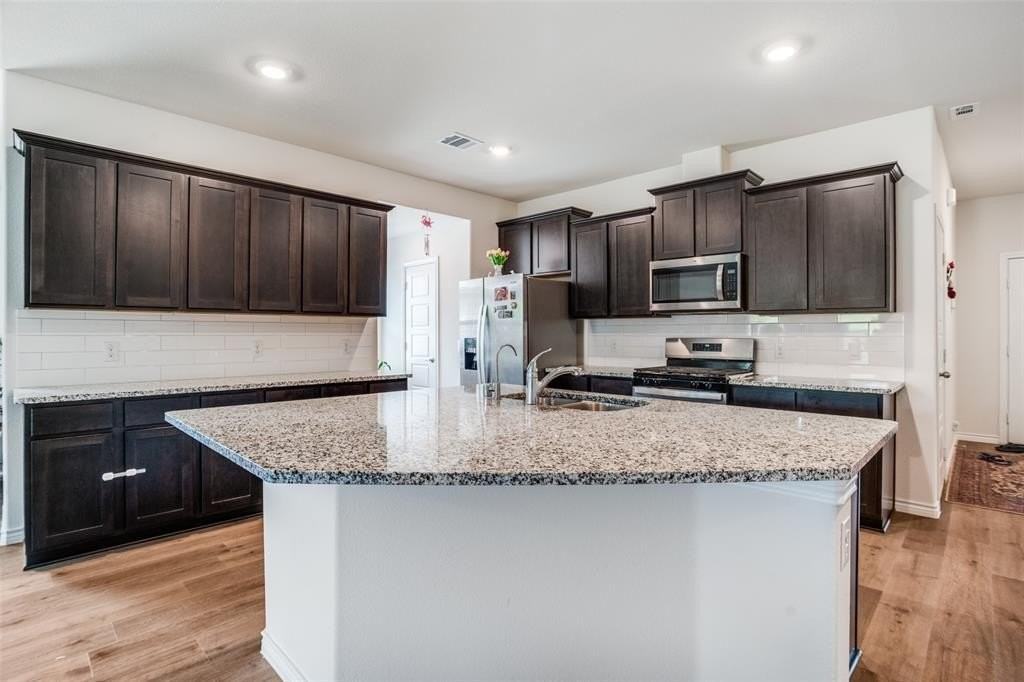 3901 Kenworth Ln - Photo 5 of 21