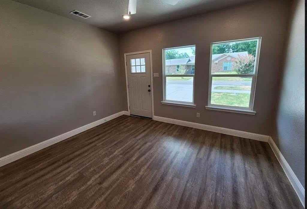 3118 Hemphill St - Photo 4 of 11