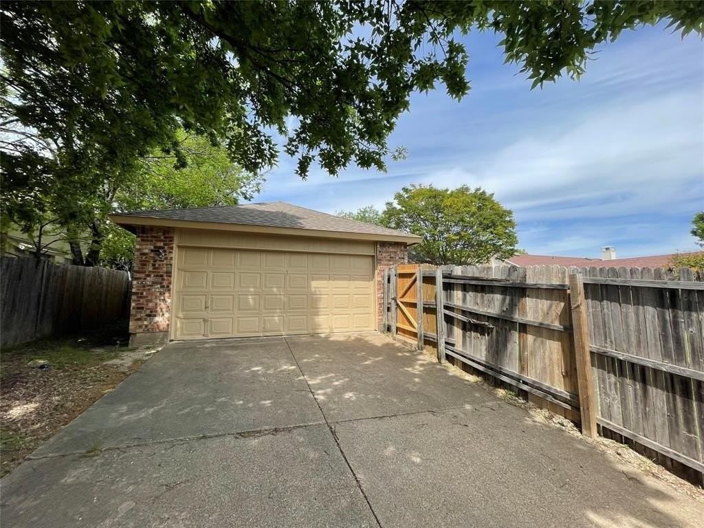 1052 Twin Falls Dr - Photo 3 of 11