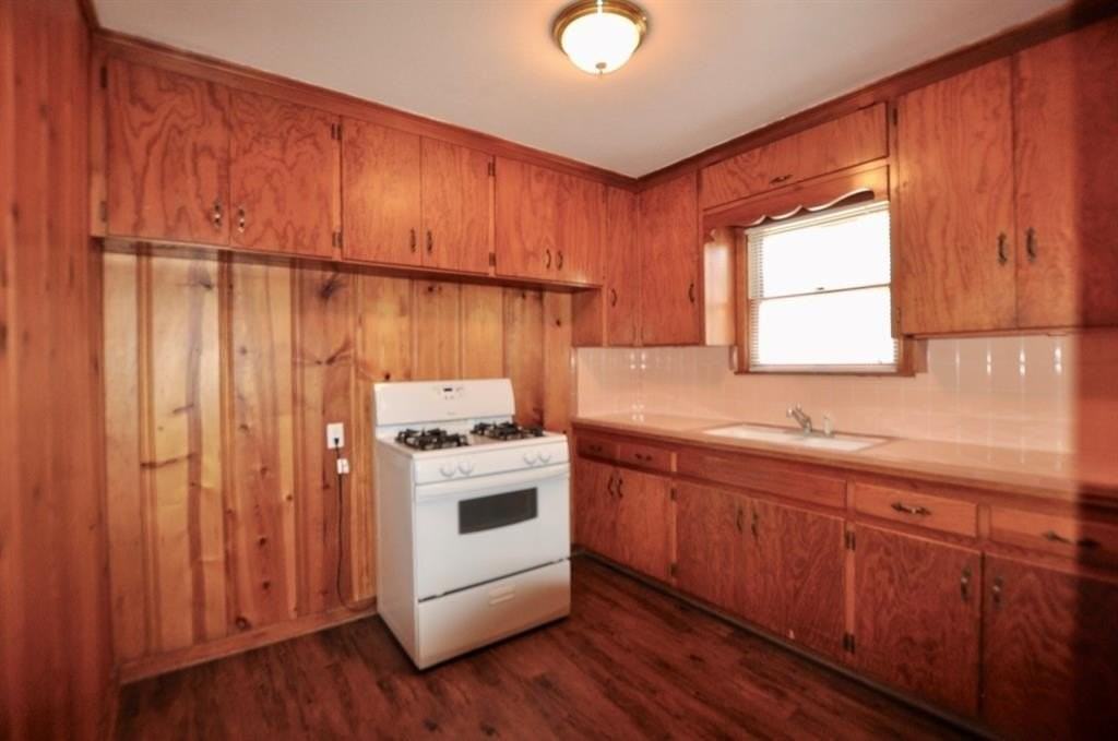 712 W Bridge St - Photo 5 of 12