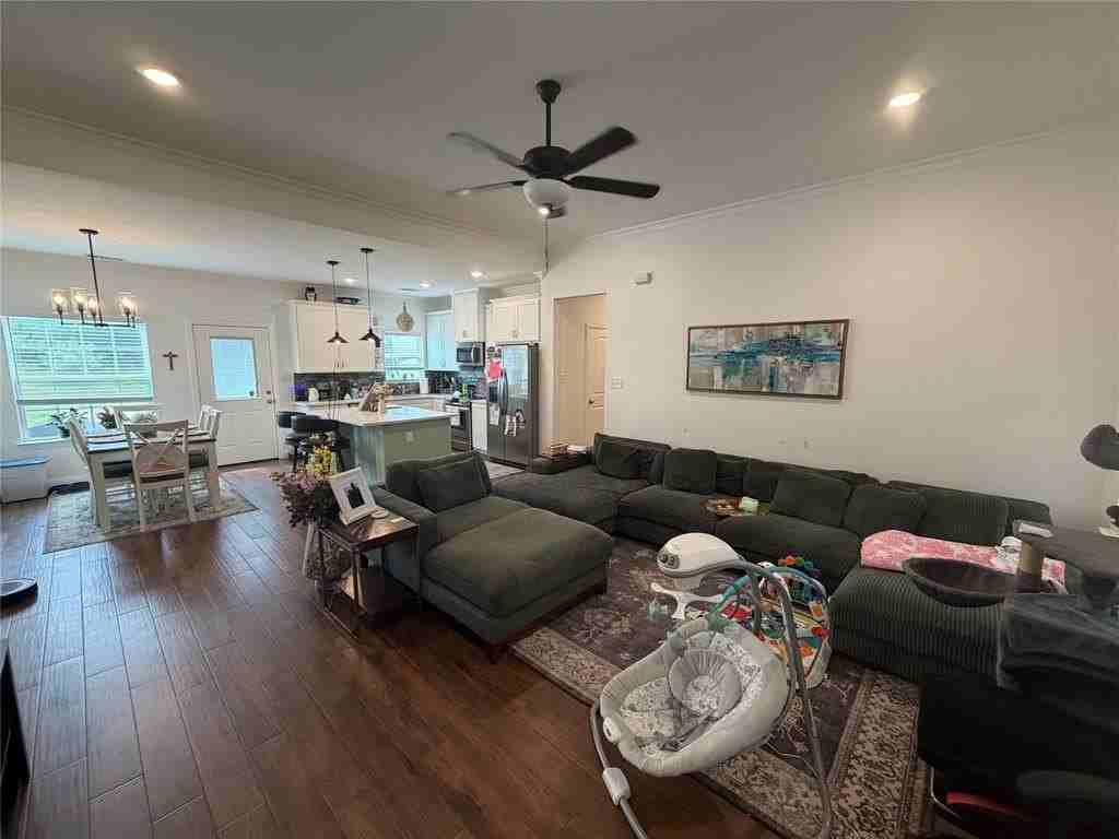 527 Siesta Ct - Photo 3 of 16