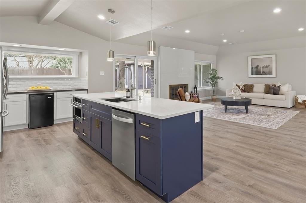 6350 Glennox Ln - Photo 2 of 36