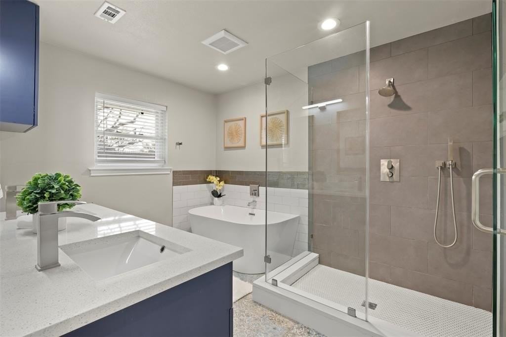 6350 Glennox Ln - Photo 4 of 36